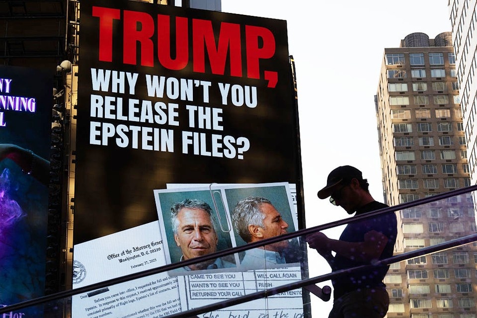    На рекламном щите на Таймс-сквер размещен призыв к обнародованию материалов дела Эпштейна. Фото: Adam Gray/Getty Images