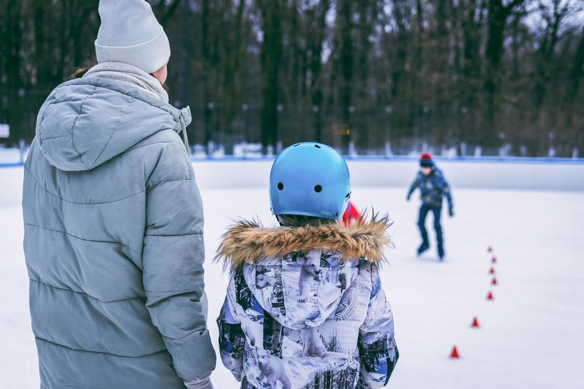 Источник: https://moscowseasons.com/news/uverenno-skolzit-po-ldu-i-snegu-kakie-sportivnye-zaniatiia-vybrat-v-stolichnykh-parkakh/