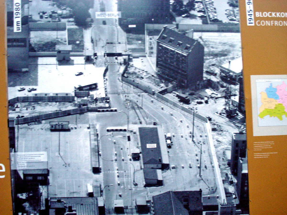 Берлинская стена и пропускной пункт между восточным и западнвм Берлином, 1980г. 