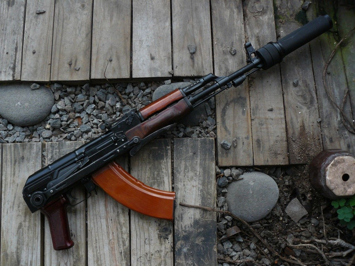 АК-47 с глушителем (фото из интернета)