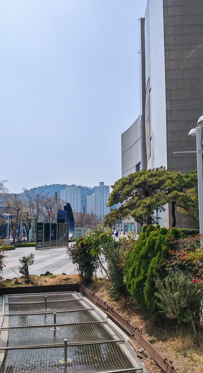 У главного входа