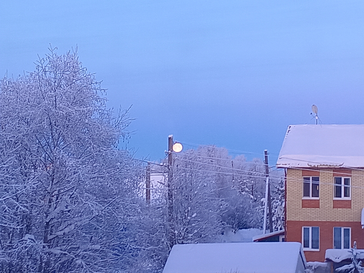 Это не те пятиэтажки) Просто красивое фото луны-фонарика