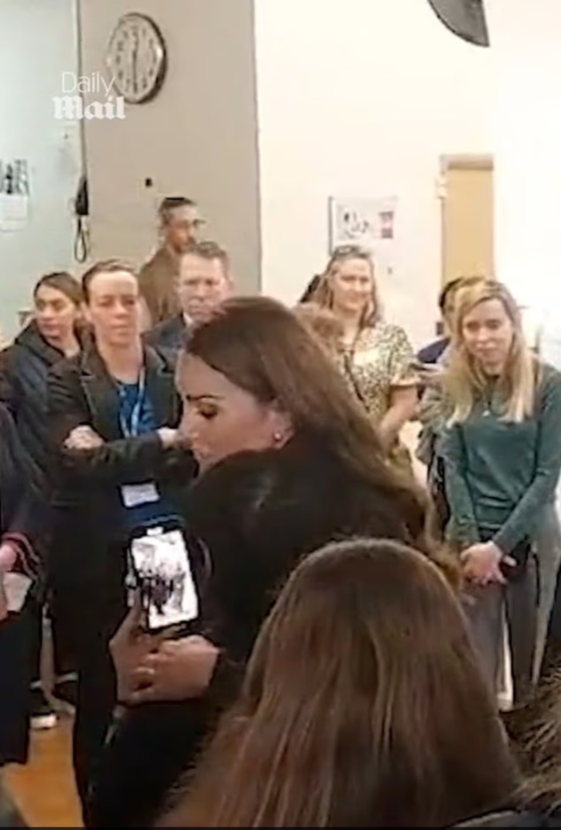 Трогательное видео, на котором принцесса Уэльская обнимает пациента в Королевской больнице Марсден в Челси в январе 2025 года, где сама Кейт проходила профилактическое лечение от рака, продемонстрировало ее «острую эмпатию», по мнению эксперта по языку тела Джуди Джеймс.