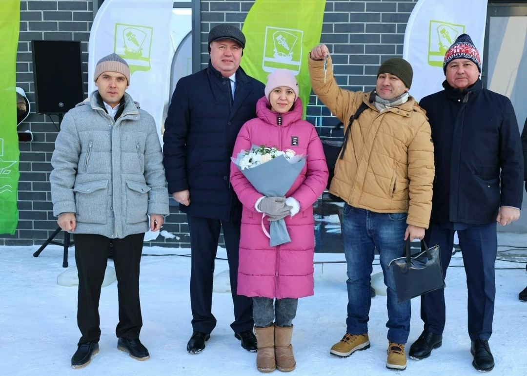 Новой квартире очень рады врачи, работающие в поликлинике № 3 —
врач-терапевт Ситора Шарафутдинова и врач-рентгенолог Мухаммаджон Махмудов