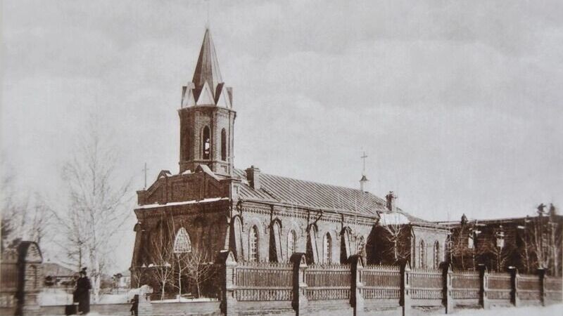    Так выглядел тот самый костел, на месте которого построили ЦУМ. На момент сноса он уже много десятилетий как бездействовал   Музей Новосибирска