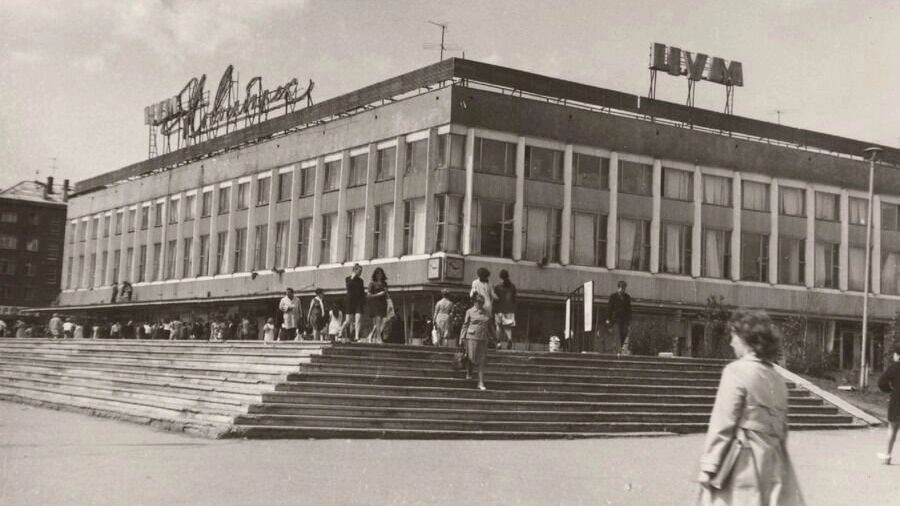    Неоновая вывеска и часы украшали фасад ЦУМа до 2001 года   Музей Новосибирска