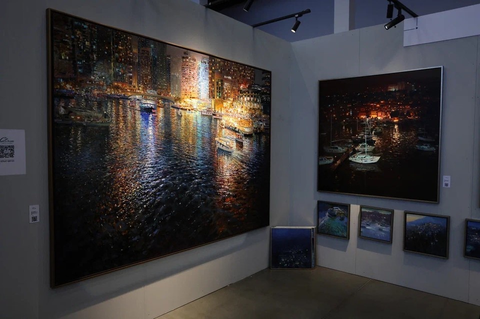    Художник Илья Чирун представил экспозицию морских пейзажей. Александр ВОЛОЖАНИН