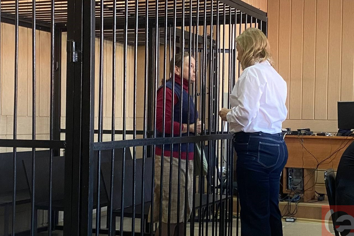 Буквально все соседи и знакомые семьи говорили, что мать Арины очень много работала и часто ездила в командировки. Уезжая, женщина оставляла детей друзьям: ее супруг, отец младшей дочери, скончался, а отец Арины жил в Санкт-Петербурге.