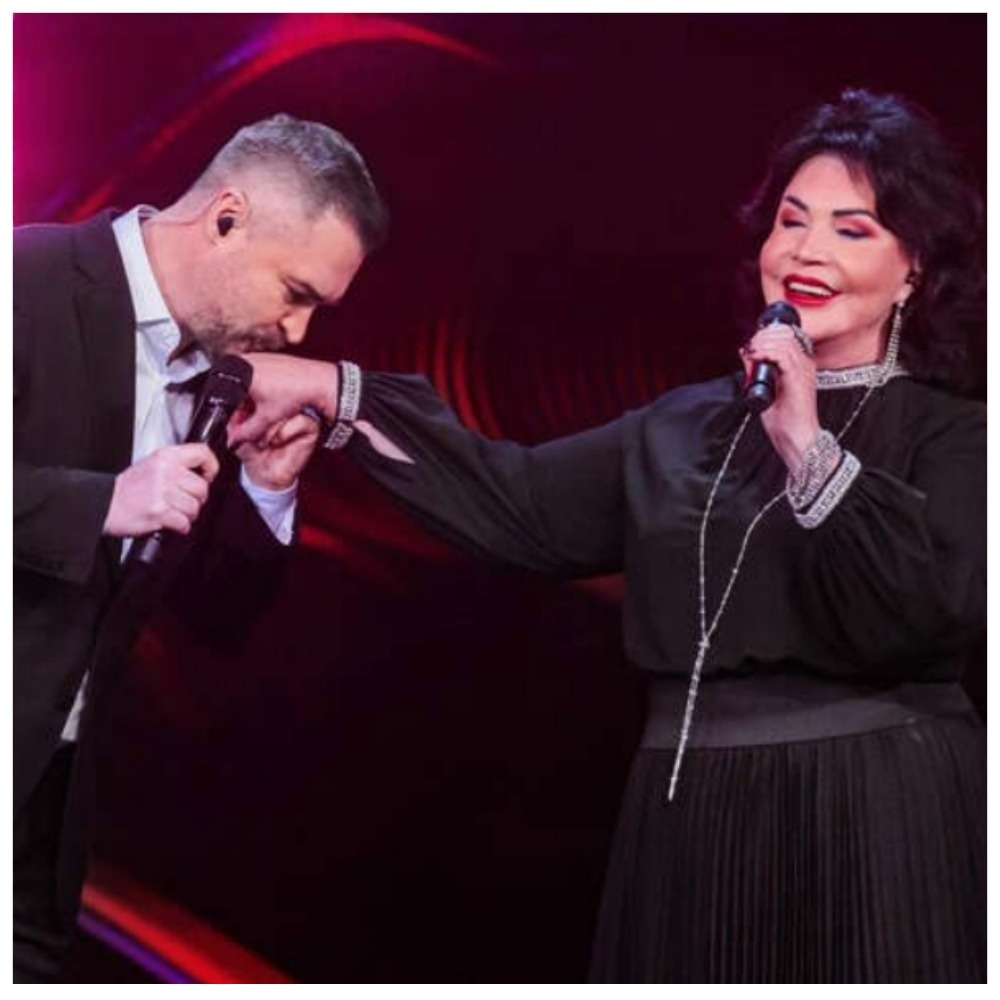 Евгений Гор поцеловал руку Надежде Георгиевне