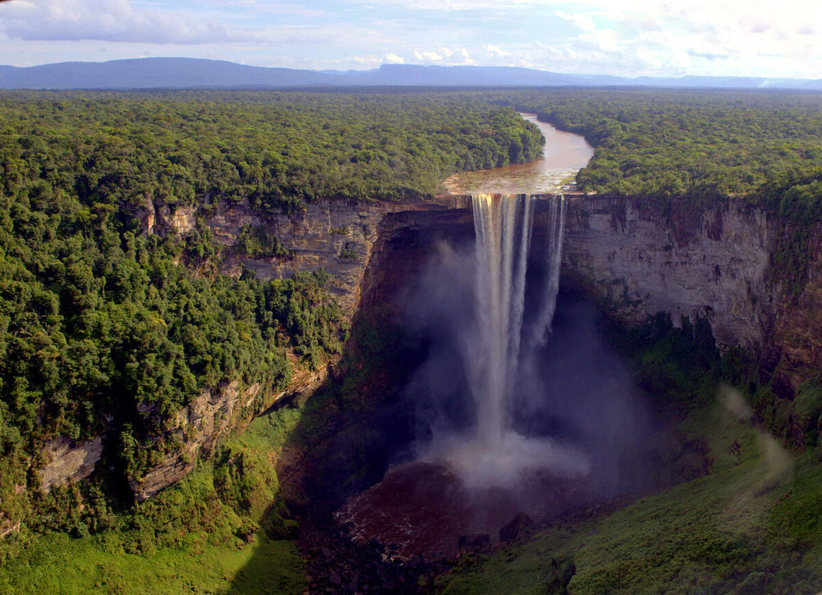 Если бы у водопадов была иерархия, Кайетур был бы тем самым суровым королем-отшельником.   источник фото - https://golnk.ru/98nVX