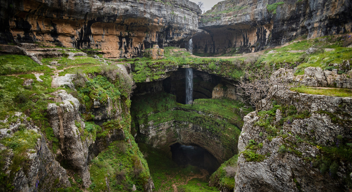 Водопаду Баатара более 160 миллионов лет — он видел динозавров, но до сих пор остается одним из самых фотогеничных и недооцененных мест Ближнего Востока. Источник фото - https://golnk.ru/VLGv6