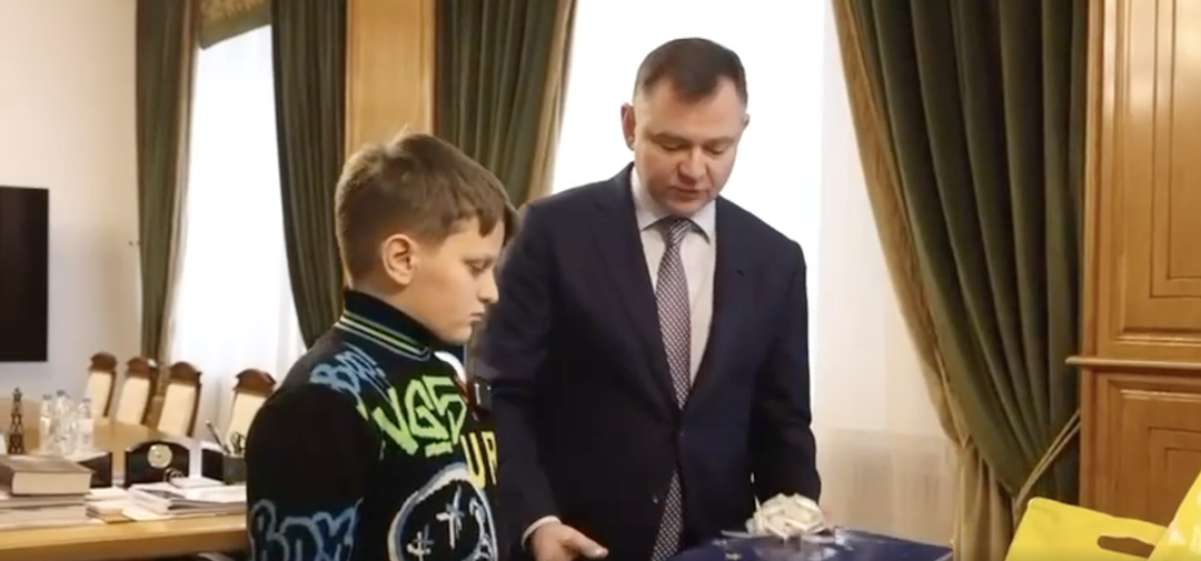 Юрий Слюсарь исполнил мечту 12-летнего мальчика, проведя экскурсию по залу заседаний