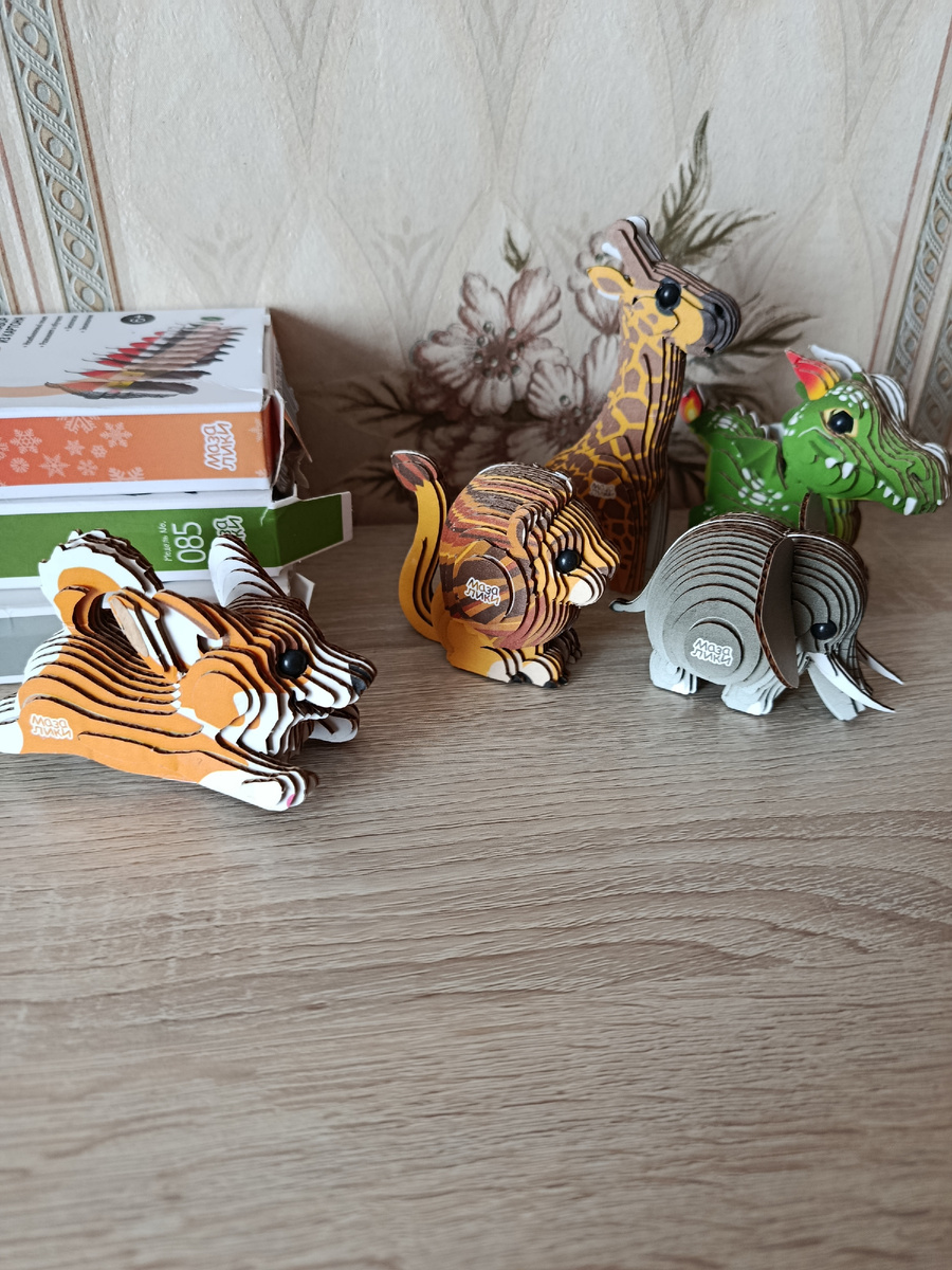 Наши картонные друзья. Новогодние фигурки уже убраны вместе с новогодней атрибутикой.