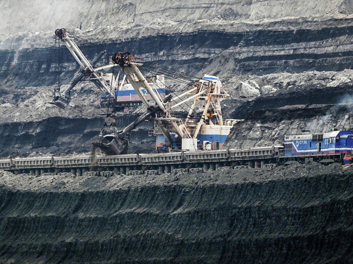   Вскрышные работы на угольном разрезе | © РИА Новости / Илья Наймушин