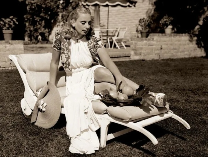 Тамара Лемпицка в саду своего дома в Беверли-Хиллз, Калифорния, 1943 год