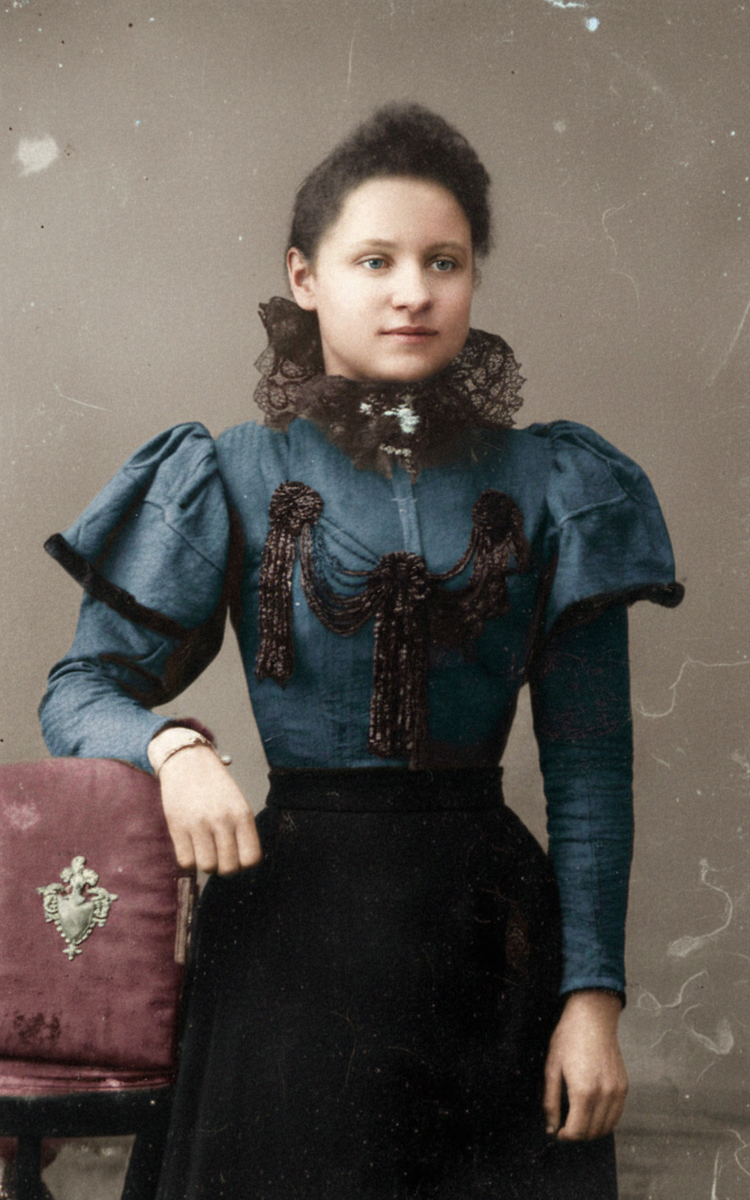 Мария Степановна в возрасте 19 лет. Фото отреставрировано ИИ
