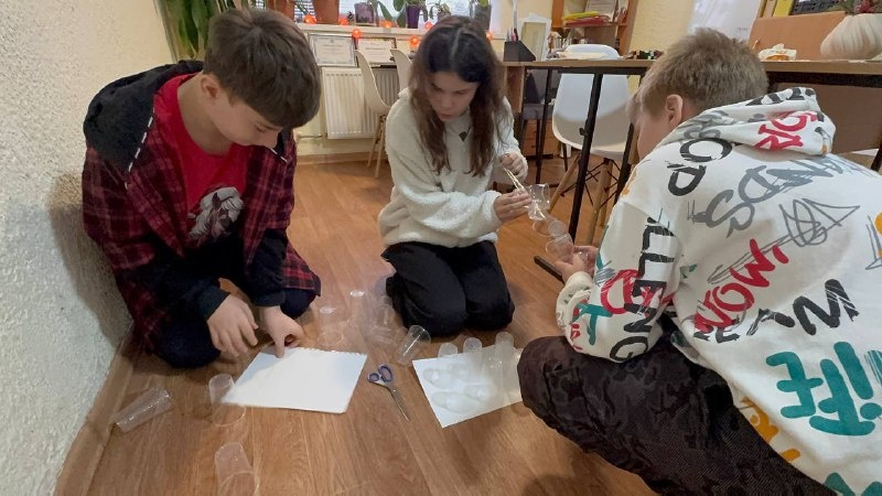 Тема: «Начинаем работать в команде! Первые шаги»
На первом занятии в новом году мы стартовали большой и важной темой, которую будем исследовать весь январь — «Команда: взаимодействие и общий результат».
1. Команда — это не толпа!
   Мы вместе разобрали, чем отличается просто группа людей от настоящей команды. Пришли к выводу, что главные отличия — это общая цель, чёткие правила и роли, взаимопомощь и доверие.
2. Тренировка навыка №1: Активное слушание
   Чтобы команда работала, важно не только говорить, но и слышать друг друга. Мы провели практическое упражнение «Слепой строитель» в тройках:
   · Исполнитель с закрытыми глазами выполнял задание.
   · Инструктор давал ему чёткие словесные указания.
   · Наблюдатель анализировал процесс.
     Итог упражнения: Ребята на собственном опыте поняли, как сложно формулировать точные команды и как важно концентрироваться на словах другого человека. Обратная связь от наблюдателей была самой ценной: они отмечали, что получалось лучше всего, когда инструкции были пошаговыми и спокойными.
3. Командный челлендж «Башня за 7 минут»
   Полученные навыки сразу были опробованы на практике! Командам была поставлена амбициозная задача: используя 20 стаканчиков и 10 листов бумаги, построить самую высокую и устойчивую башню. Время на обсуждение стратегии — 2 минуты, время на строительство — 5-7 минут.
   В конце ребята честно оценили свою работу.
Зачем нужен этот навык?
Умение работать в команде — один из ключевых навыков современного человека и будущего лидера. Он учит нас слышать других, договариваться, брать на себя ответственность за часть общей задачи и вместе достигать результата, который в одиночку был бы недостижим.
