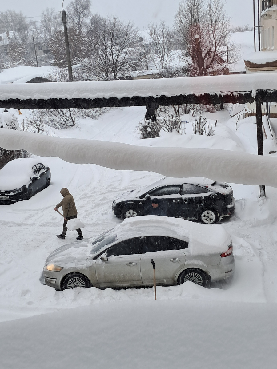 фото автора -В январе много снега на дворе..