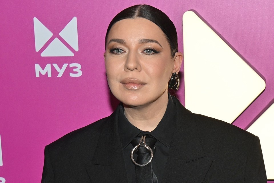    Певица Ёлка отказалась от украинского гражданства ради паспорт РФ Евгения ГУСЕВА