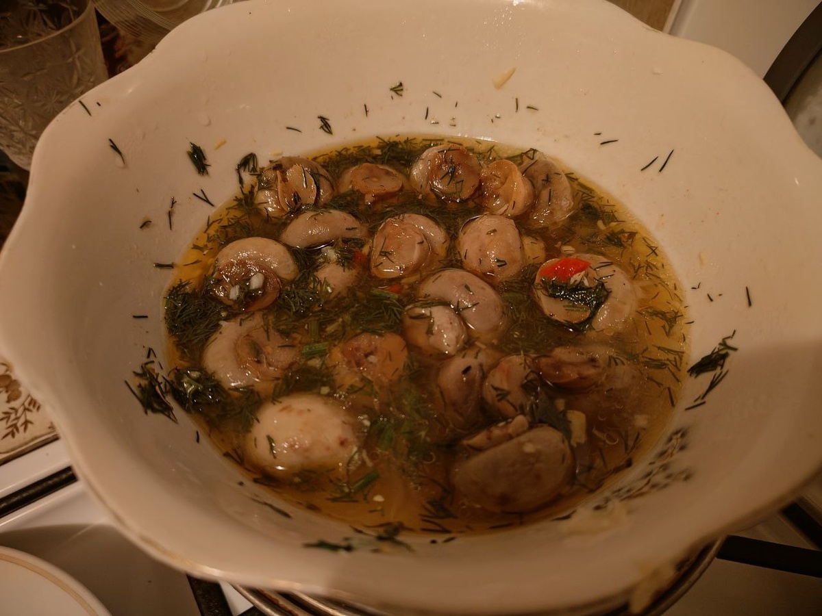 маринованные шампиньоны по вкусу получаются как солёные грузди.