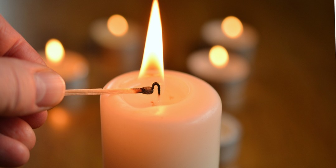 Зажгите свечу и скажите слова - на ВЕЧНЫЙ ПОТОК ДЕНЕГ.