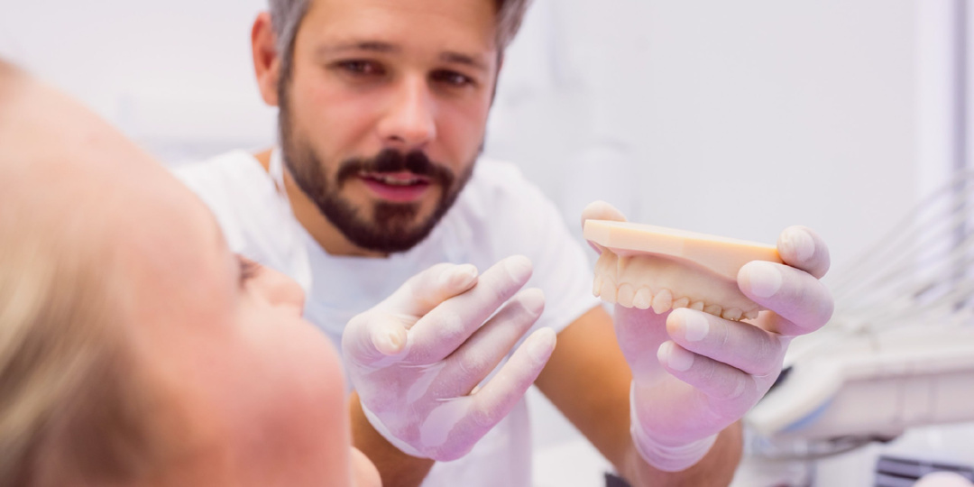 "Коронка - это броня, а не лечение". Хирург объяснил, почему 22% протезов требуют замены уже в первый год установки