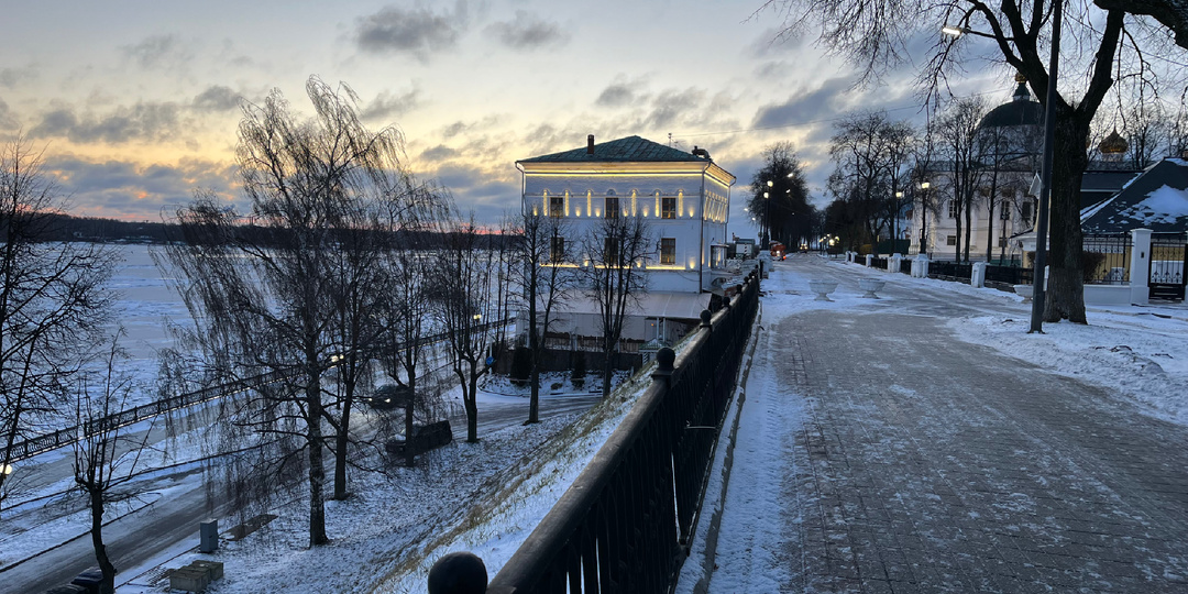 Волжская набережная в Ярославле — не просто променад, а прогулка по истории города