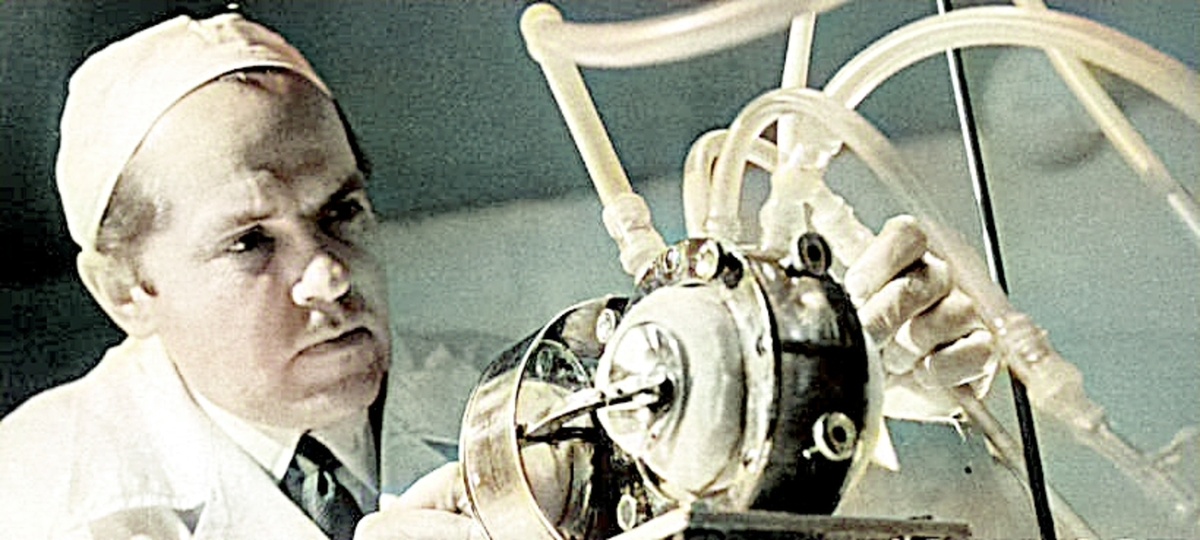 Вот так из юношеской профессии слесаря рождались потом медицинские аппараты и инструменты