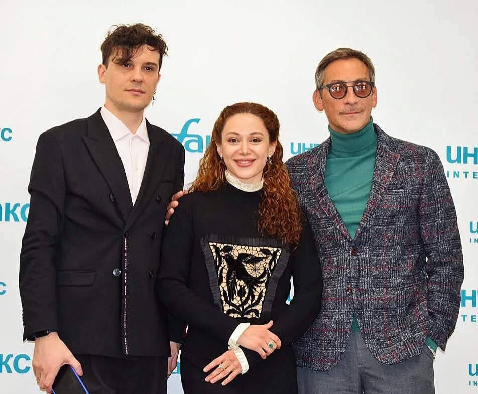     Талгат Баталов, Тата Хачатрян и Артем Ткаченко на конференции «Премьера спектакля «Шанель №Стравинский»» Дарья Петровская