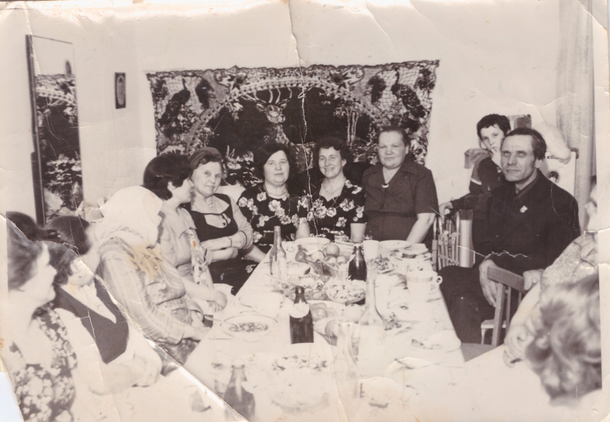 Вот они с тётей Марусей на каком-то празднике. 