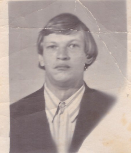 Вот их сын: старший Коля, умный и печальный парень