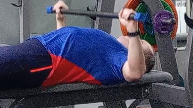 "Мертвая  точка" при опускании гимнастической палки на грудь, проявляется при использовании широкого хвата. 