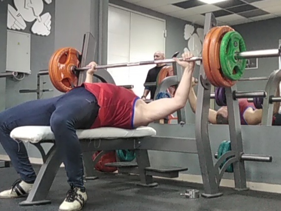 Широкий хват в жиме лёжа - убийца ротационных манжет плечевых суставов. 