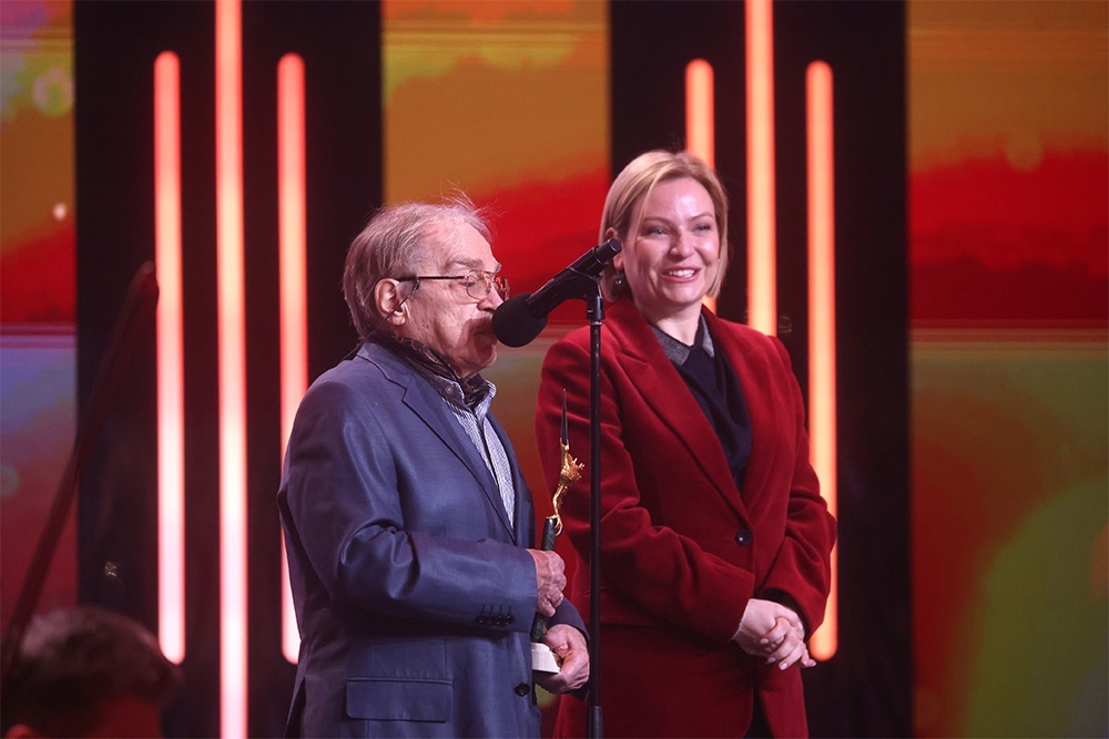    Министр культуры Ольга Любимова вручила актеру, художнику и сценаристу Александру Адабашьяну приз "За вклад в российский кинематограф". / Фото: Сергей Куксин