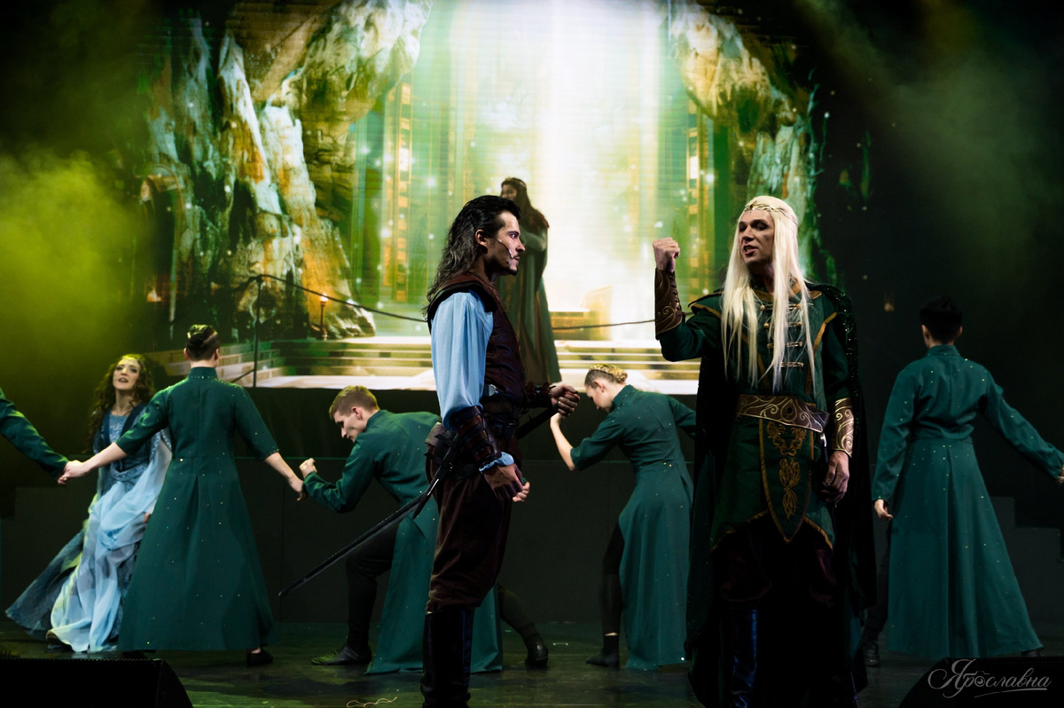 Я как свадебный выкуп назначу стремленье к огню.
Ты получишь взамен драгоценности вечное счастье,
Я же буду утешен и память о вас сохраню... Фото Я. Олещук