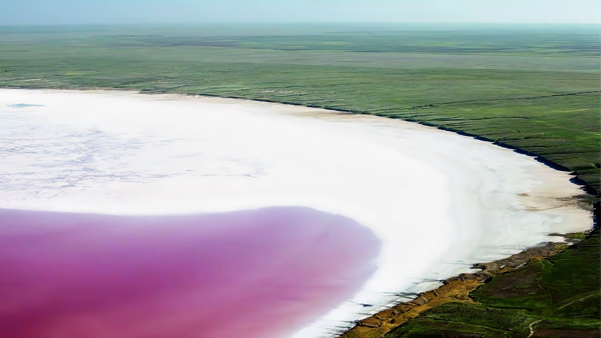  Бескрайняя белая соляная корка диаметром 15 км окружена бурыми степями Волгоградской области. Координаты: 49°35′ с.ш. 45°15′ в.д. Площадь озера — 135 км². Температура воздуха +28°C, влажность 35%. 