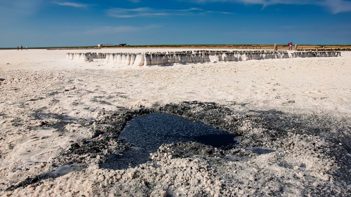  Миниатюрный конус высотой 40 см излечебной грязи с периодическими выбросами пузырей метана. Координаты: 49°36′10″ с.ш. 45°16′20″ в.д. Температура грязи +38°C, pH 8.2. Минерализация — 380 г/л (в 10 раз выше Мёртвого моря). .