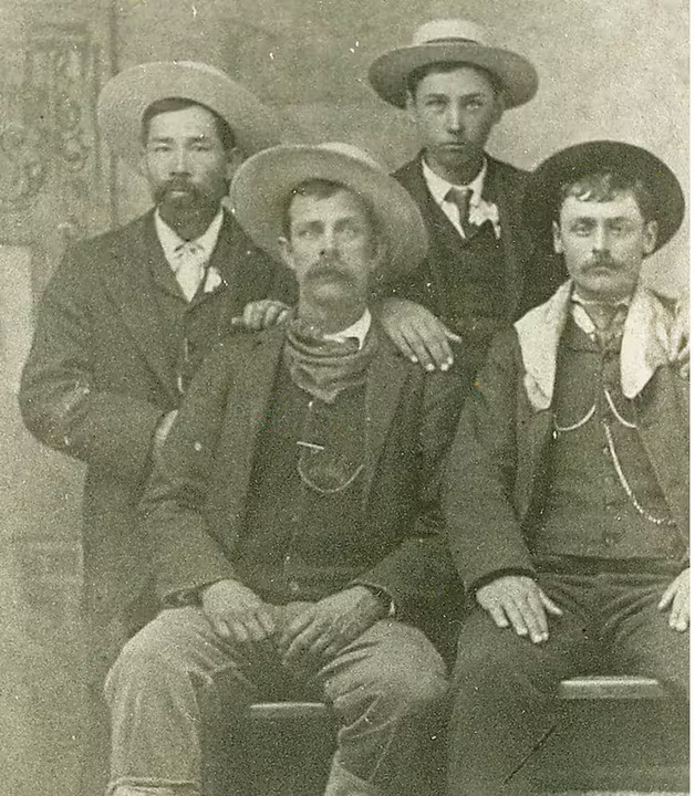     Фото: Kam Wah Chung State Heritage Site and Dale Hom Марки Том, американский ковбой китайского происхождения (слева, крайний слева), запечатлен примерно в 1900 году.