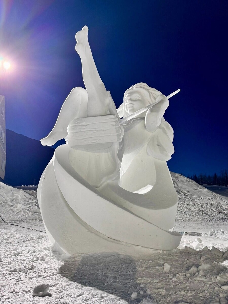    Скульптура «Только небо, только ветер, только радость впереди», 3-е место   Анна Смирнова/ЭТЦ «Снежная деревня»