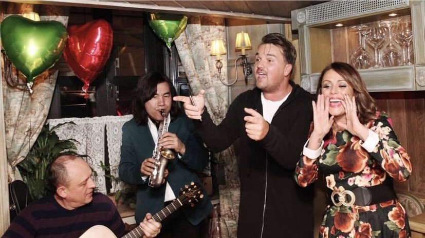     Празднование Дня рождения Юлии Началовой 31 января 2015 года. Виктор Началов (играет на гитаре), Батырхан Шукенов (играет на саксофоне), Александр Панайотов, Юлия Началова. / Из архива семьи Началовых