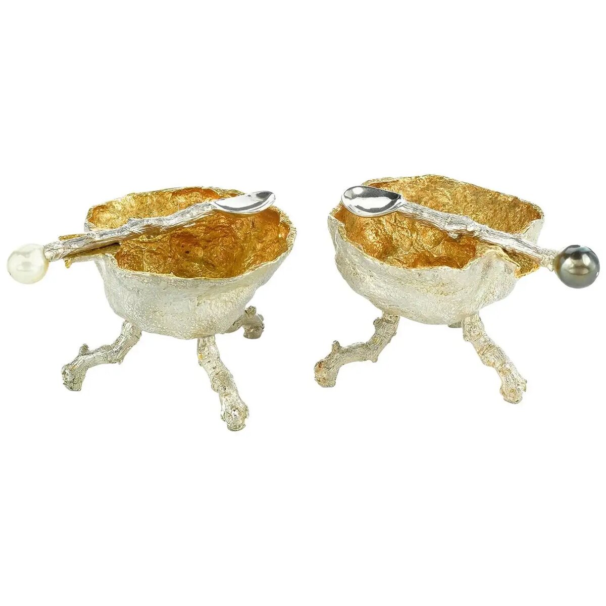 Прекрасное дополнение к любому столу — солонка из стерлингового серебра с позолоченной внутренней поверхностью из коллекции Object d'Art от K. Brunini.