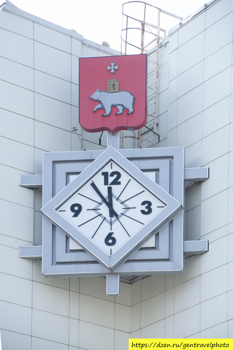 Свою прогулку по Перми начинаем с центра города. Эти часы, называемые ещё "главными курантами Перми", находятся на углу здания отеля "Урал". Восьмиэтажное здание отеля было построено в 1983 году на месте старых двухэтажных домов. Часы были введены в эксплуатацию в 2003 г., каждые полчаса они отмечают мелодичным боем.