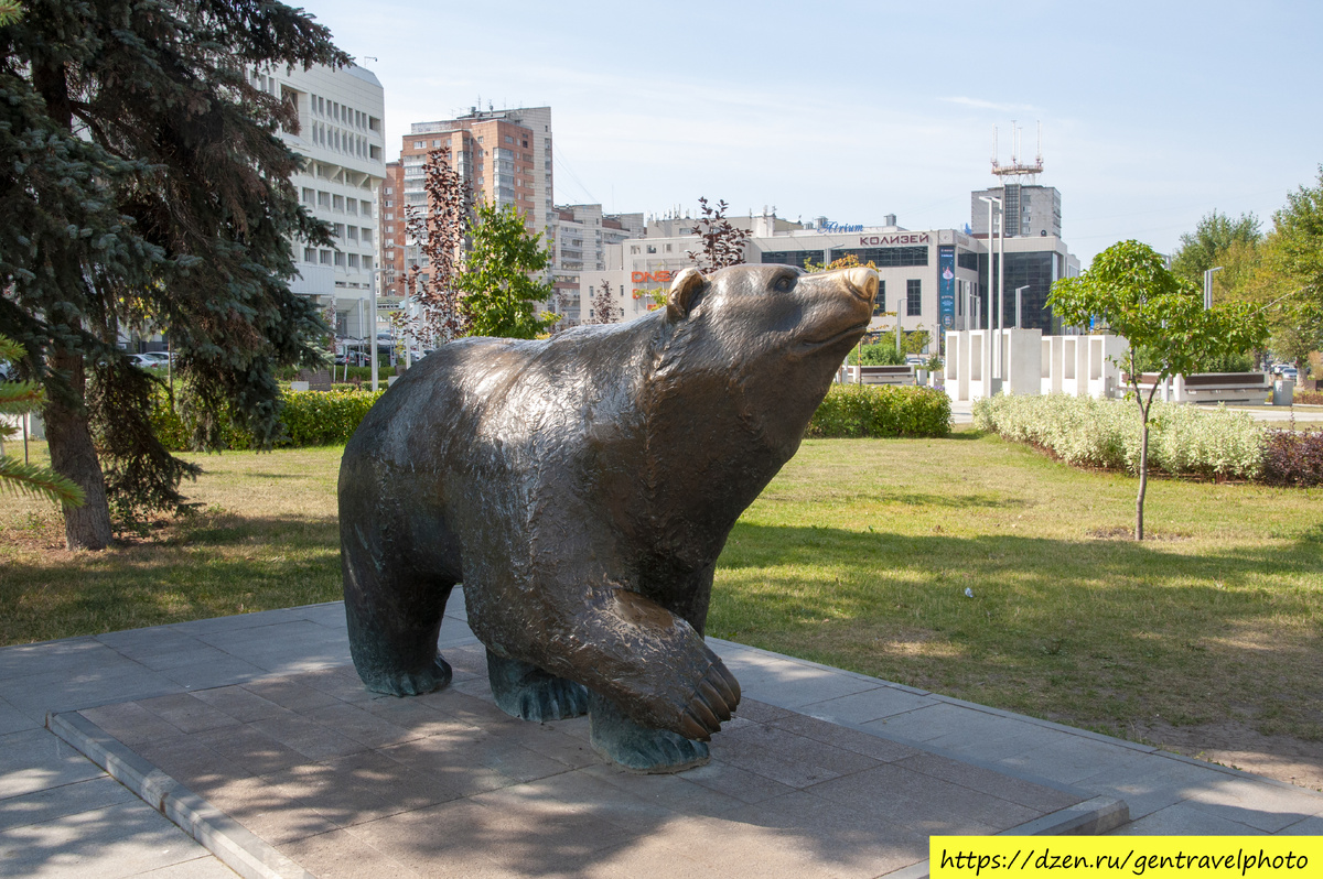 Рядом с отелем "Урал" гостей города встречает медведь - геральдическое животное Пермского края и одновременно тотем коренных обитателей края коми-пермяков. Бронзовая скульптура  установилена в 2009 году. Вес скульптуры — одна тонна. Авторы эскиза — группа художников под руководством скульптора Владимира Павленко из Нижнего Тагила. В 2022 году в ходе реконструкции сквера у отеля «Урал» в рамках подготовки к 300-летию Перми скульптуру перенесли на новое место.