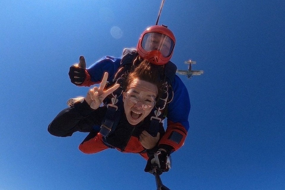    За плечами девушки два прыжка с парашютом, награды по волейболу, а еще она любящая мама дочерей-двойняшек. Фото: личный архив.