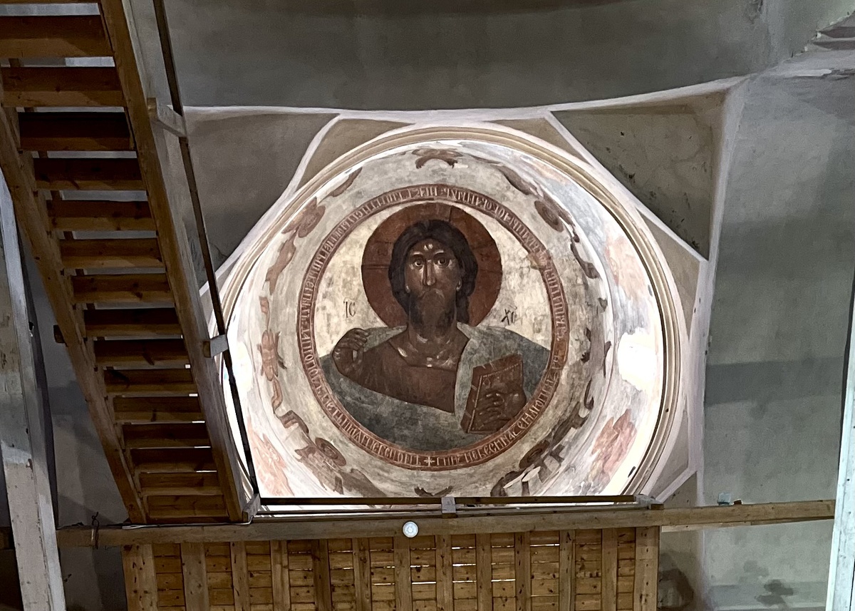 Спас Вседержитель (Пантократор). Роспись купола церкви Спаса Преображения на Ильине улице в Великом Новгороде. Фото автора.