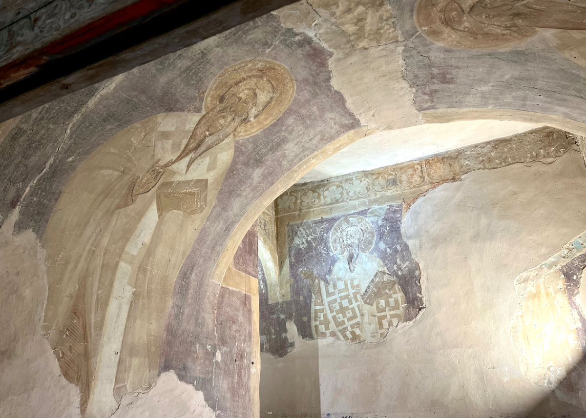 Совместная работа Феофана Грека и его учеников. Роспись арок на первом этаже церкви Спаса Преображения на Ильине улице в Великом Новгороде. Фото автора. 