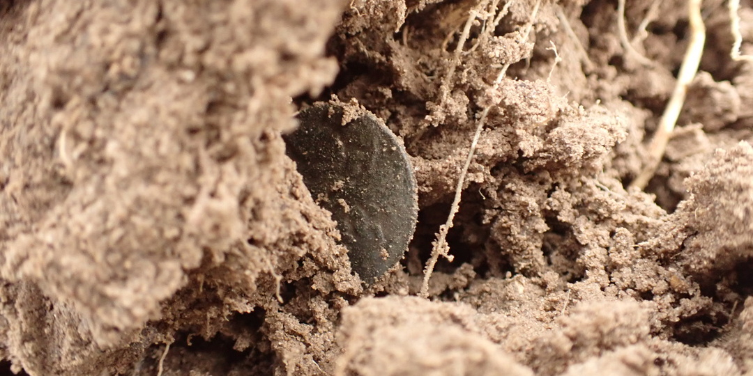 Откуда на распаханных полях старинные монеты? (Подношения духам земли и погоды)