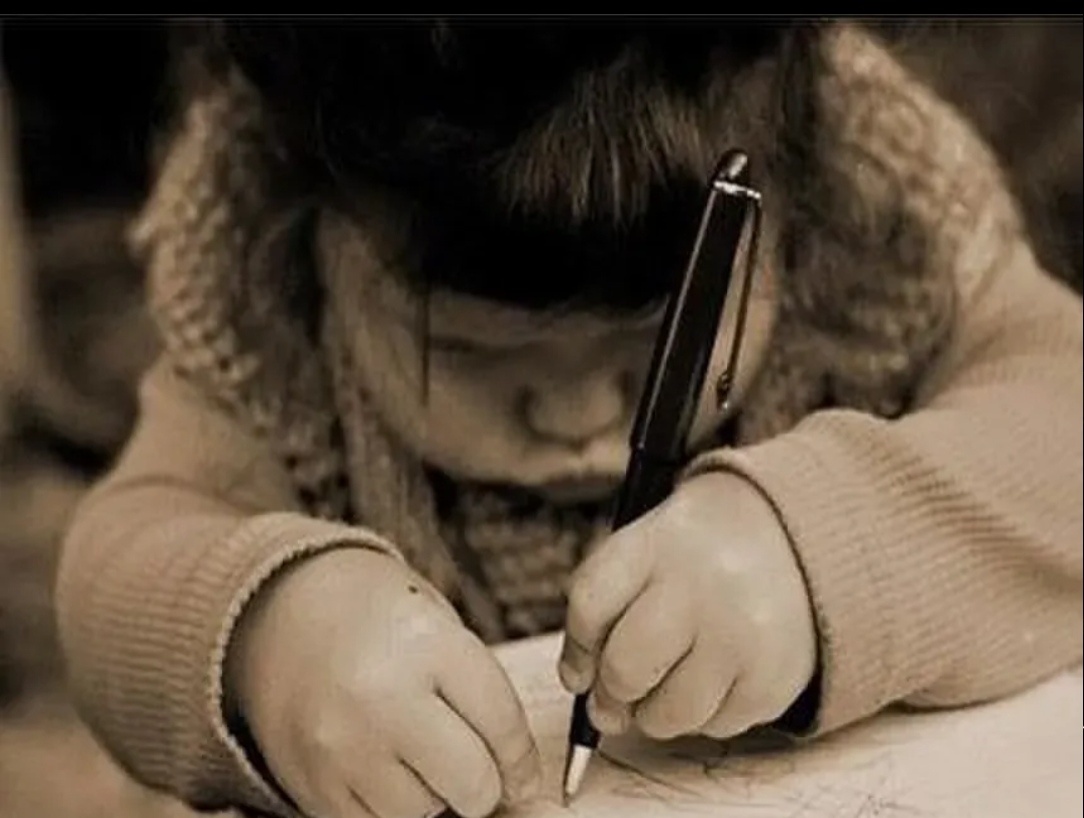 Автор за работой: пишет гадости о своих знакомых \ изображение из Сети