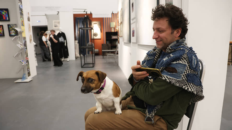 Участник выставки с собакой.📷Фото: Роман Яровицын / Коммерсантъ