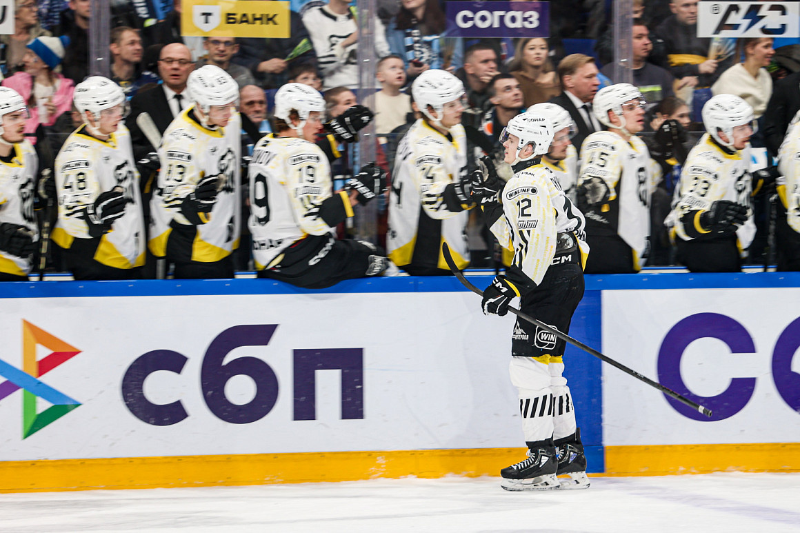 31 января. "Сибирь" - "Трактор" - 1:3. На фото Александр Рыков (№12) открыл счет в матче.